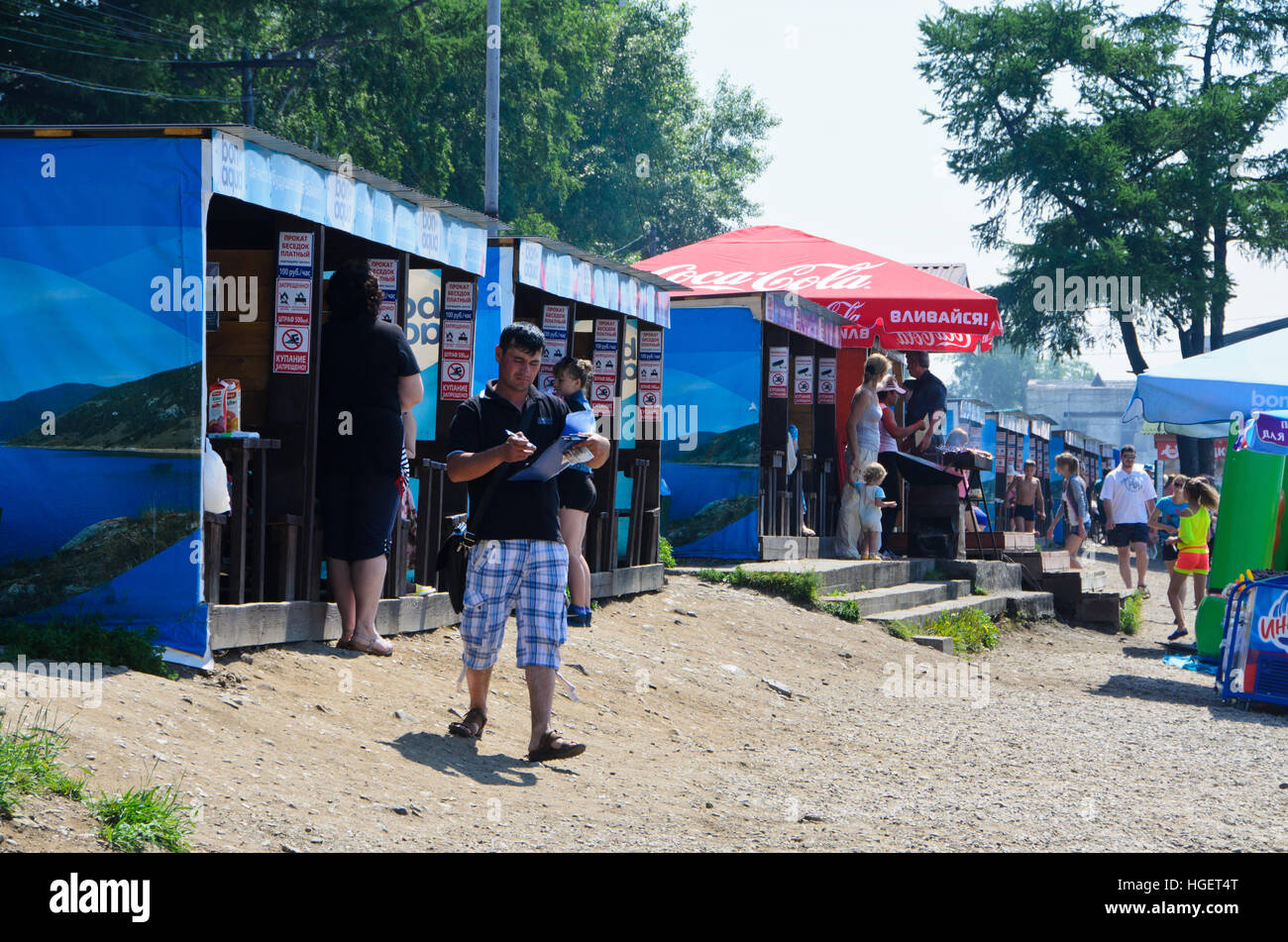 La plage animée de Listvyanka en été. Banque D'Images