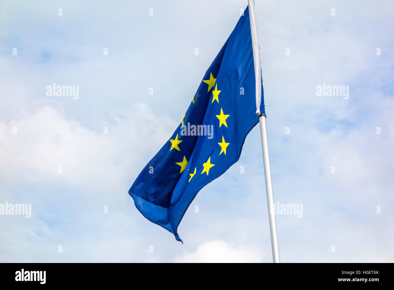 Drapeau européen Drapeau de l'UE avec les nuages en arrière-plan Banque D'Images
