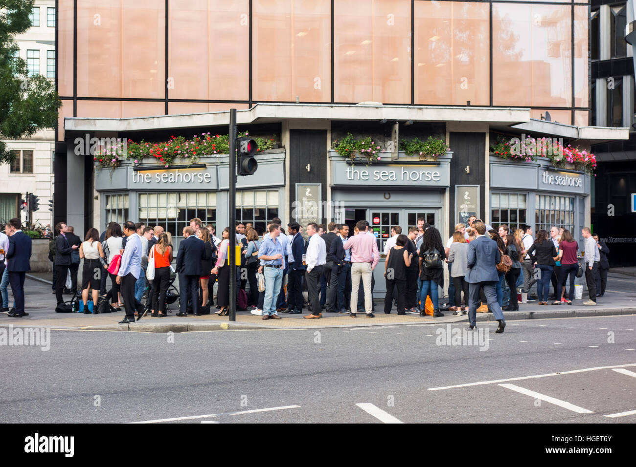 Les employés de bureau dans la ville de Londres après avoir travailler des boissons au bar pub de cheval de mer, Queen Victoria Street, London, UK Banque D'Images