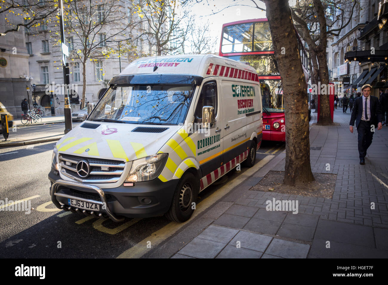 Récupération souverain van fixant un ventilé London bus rouge à Covent Garden, Londres, UK Banque D'Images