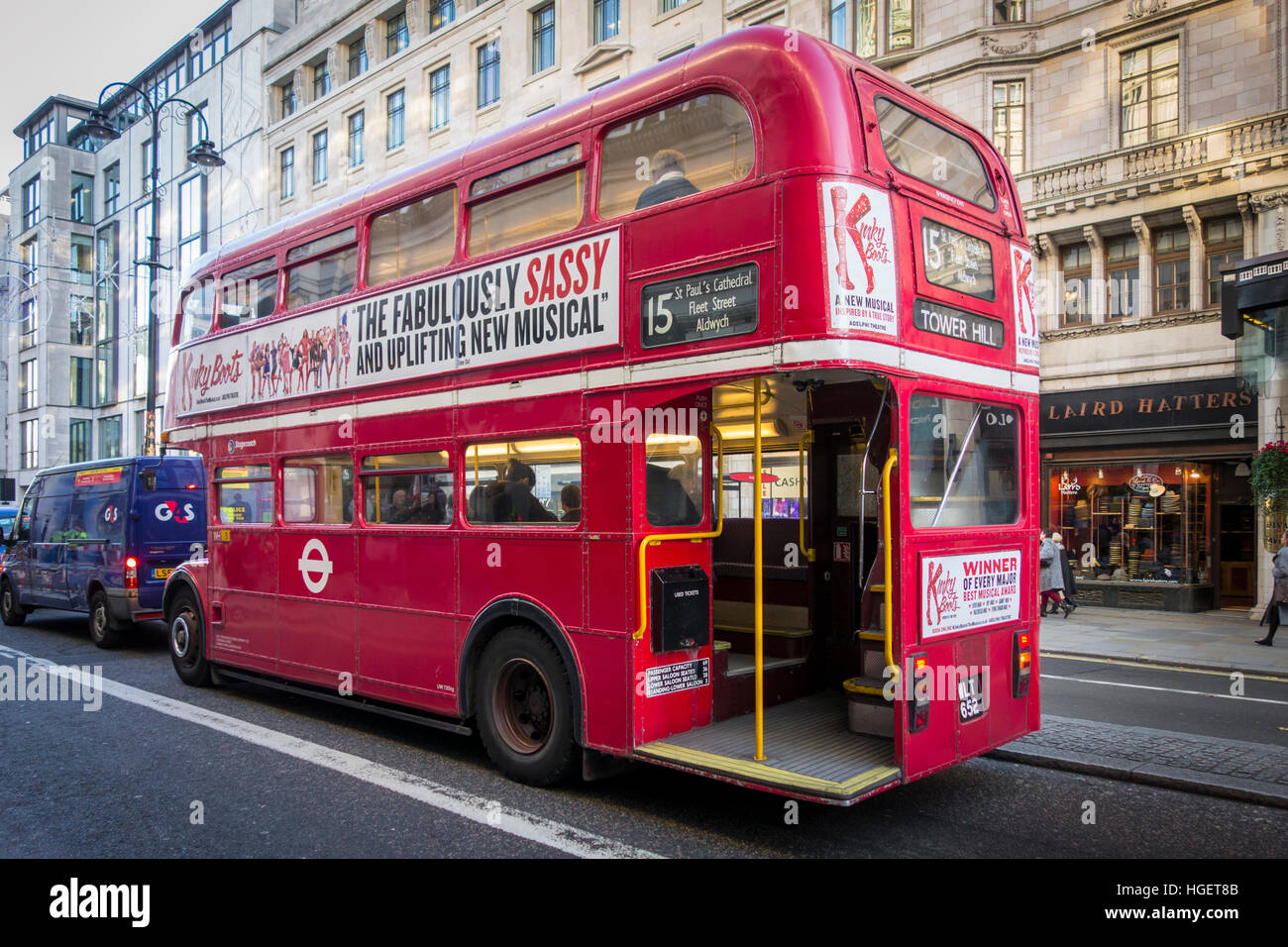 London bus routemaster rouge dans le trafic sur le Strand Banque D'Images