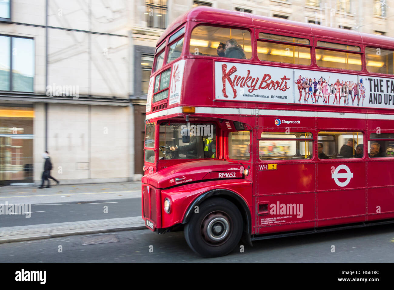 London bus routemaster rouge roulant sur le Strand Banque D'Images