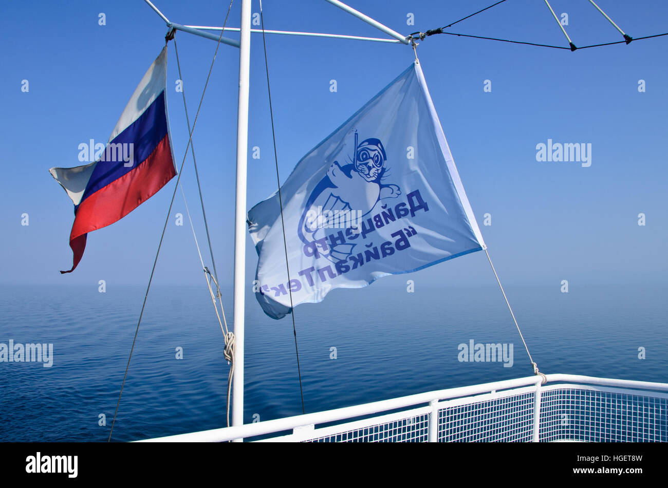 Drapeau de plongée et drapeau russe sur Valeria live-aboard Banque D'Images