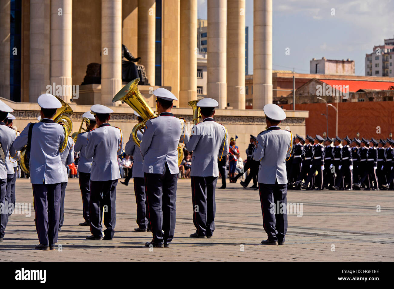 Bande militaire de l'armée mongole à jouer à une parade sur la place Sukhbaatar, Ulaanbaatar, Mongolie Banque D'Images
