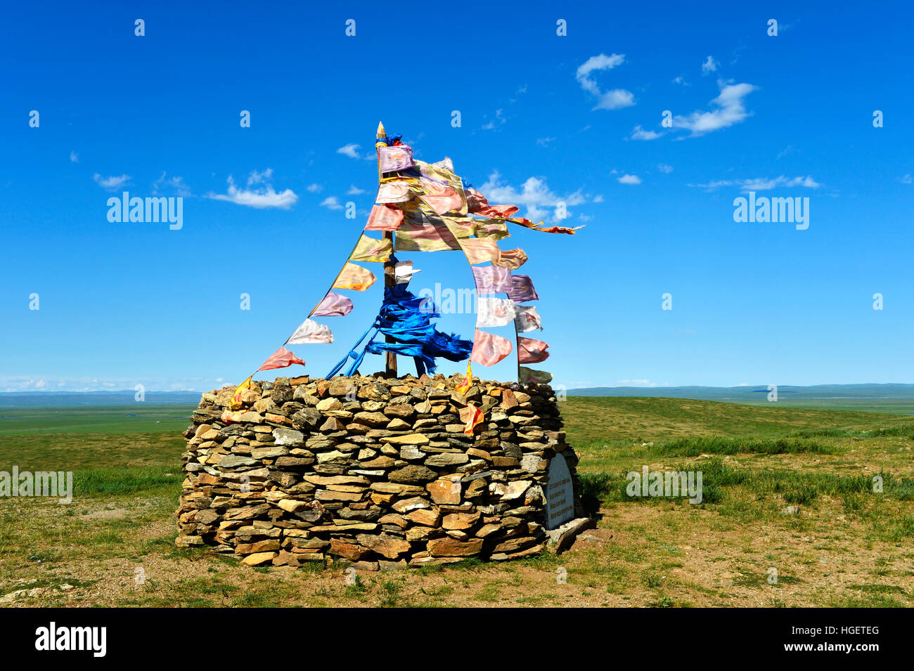 Ovoo, pierre sacrée heap utilisé en lieu de culte religieux, tradition mongole en plaine montagne Arkhangai Aimag, Mongolie Banque D'Images