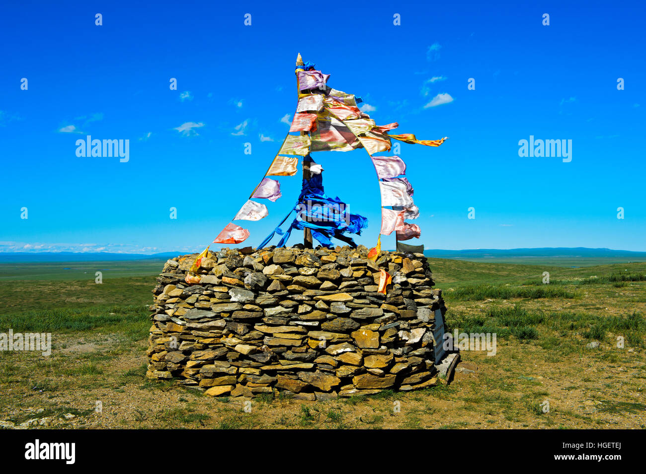 Ovoo, pierre sacrée heap utilisé en lieu de culte religieux, tradition mongole en plaine montagne Arkhangai Aimag, Mongolie Banque D'Images