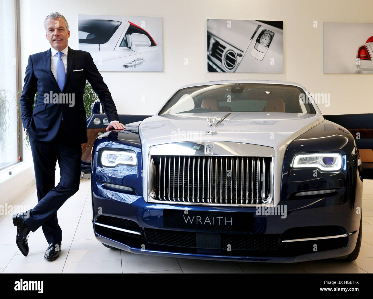 Rolls-Royce Motor Cars directeur Torsten Muller-Otvos avec une Rolls-Royce  Wraith au Berkeley Square showroom à Londres, comme la société a renouvelé  son engagement à la Grande-Bretagne après un saut à deux chiffres