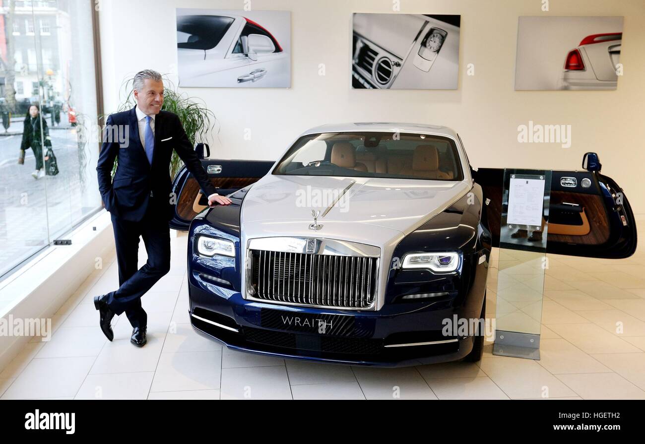 Rolls-Royce Motor Cars directeur Torsten Muller-Otvos avec une Rolls-Royce Wraith au Berkeley Square showroom à Londres, comme la société a renouvelé son engagement à la Grande-Bretagne après un saut à deux chiffres des revenus au Royaume-Uni a aidé l'entreprise allemande ont remporté sa deuxième plus de ventes record en plus d'un siècle. Banque D'Images