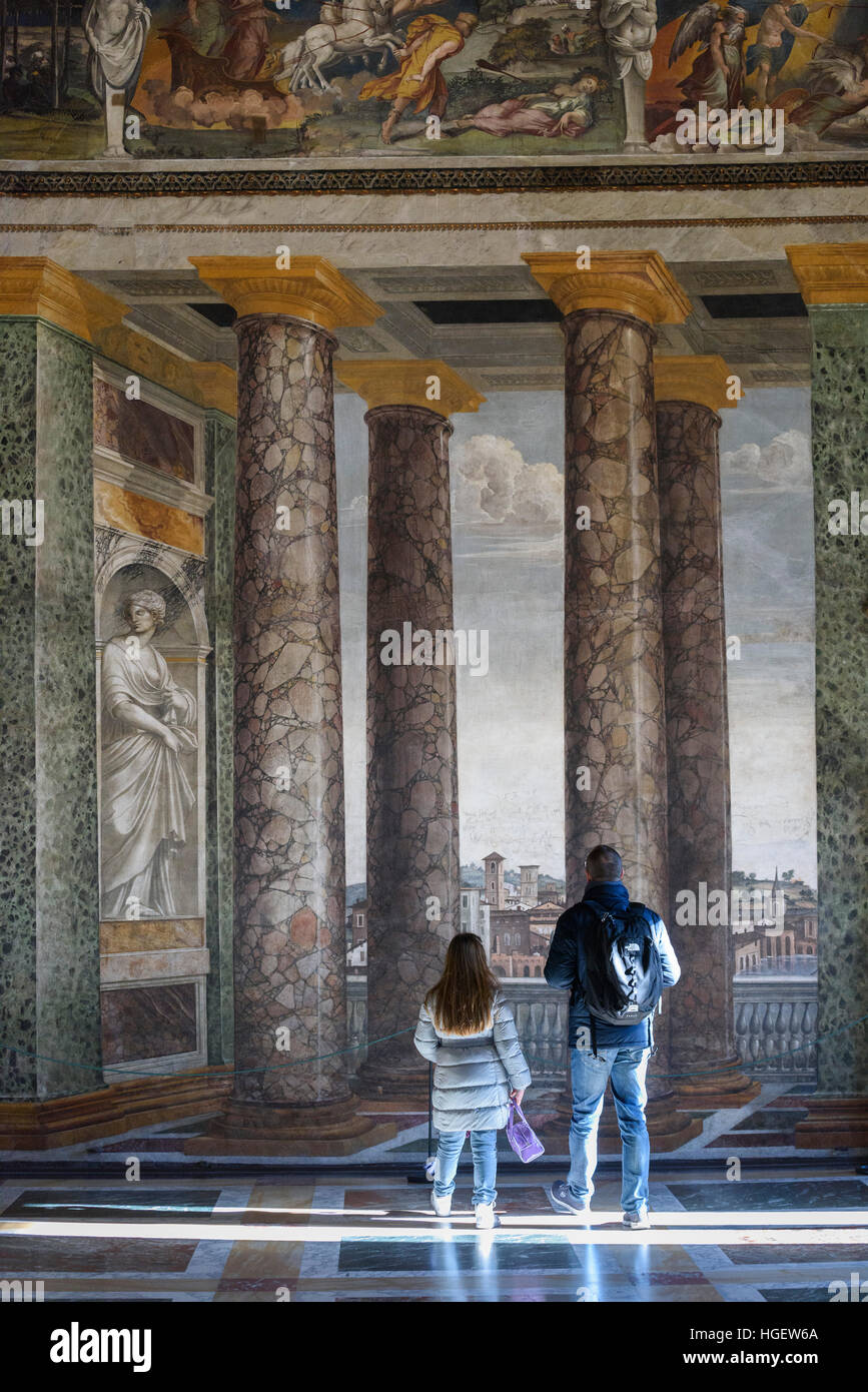 Rome. L'Italie. Villa Farnesina. Les visiteurs dans la Sala delle prospettive (Hall des perspectives), des fresques par Baldassare Peruzzi, 1519. Banque D'Images