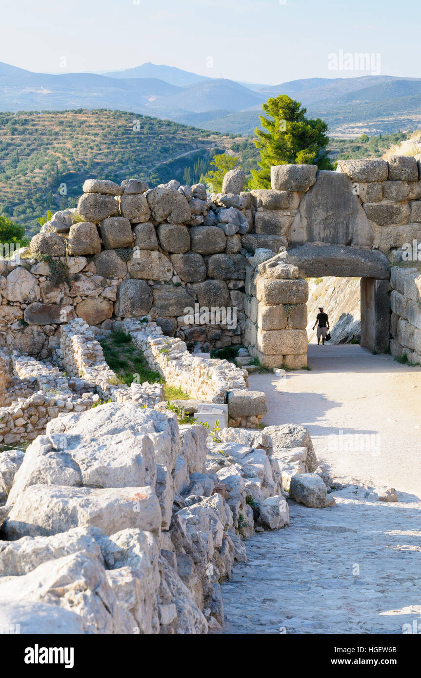 Un visiteur promenades à travers le Lion Gate à la Citadelle, Mycènes, Péloponnèse, Grèce Banque D'Images