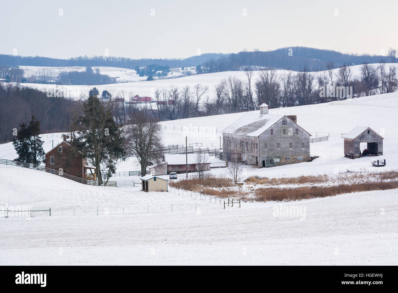 Vue d'un couvert de neige et de la ferme des collines, près de Shrewsbury, Massachusetts. Banque D'Images