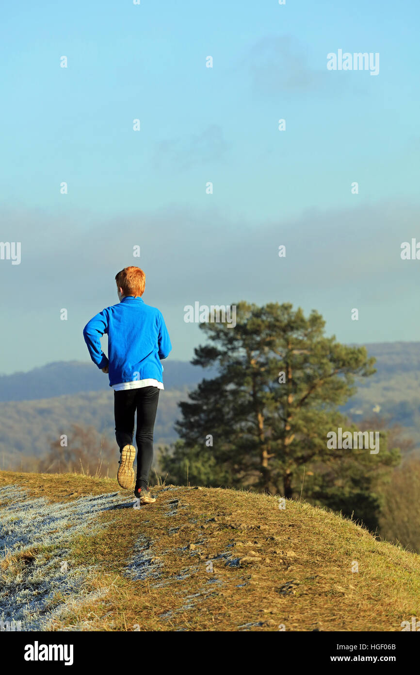 Boy running sur hill top Banque D'Images