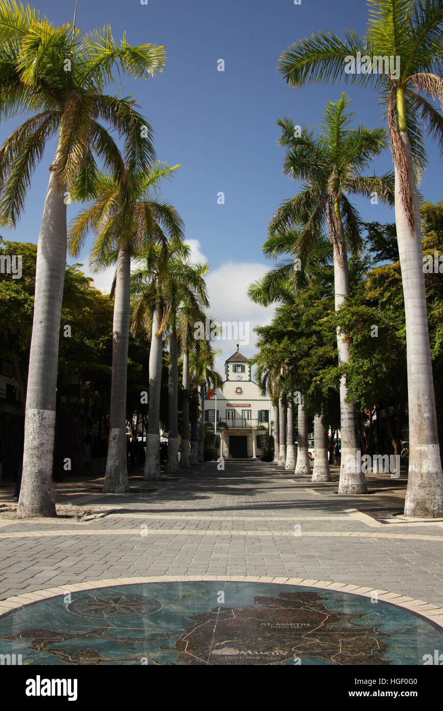 Le centre de la ville avec des rues bordées de palmiers et la Cour chambre à l'extrémité, Philipsburg, St Maarten, Antilles. Banque D'Images