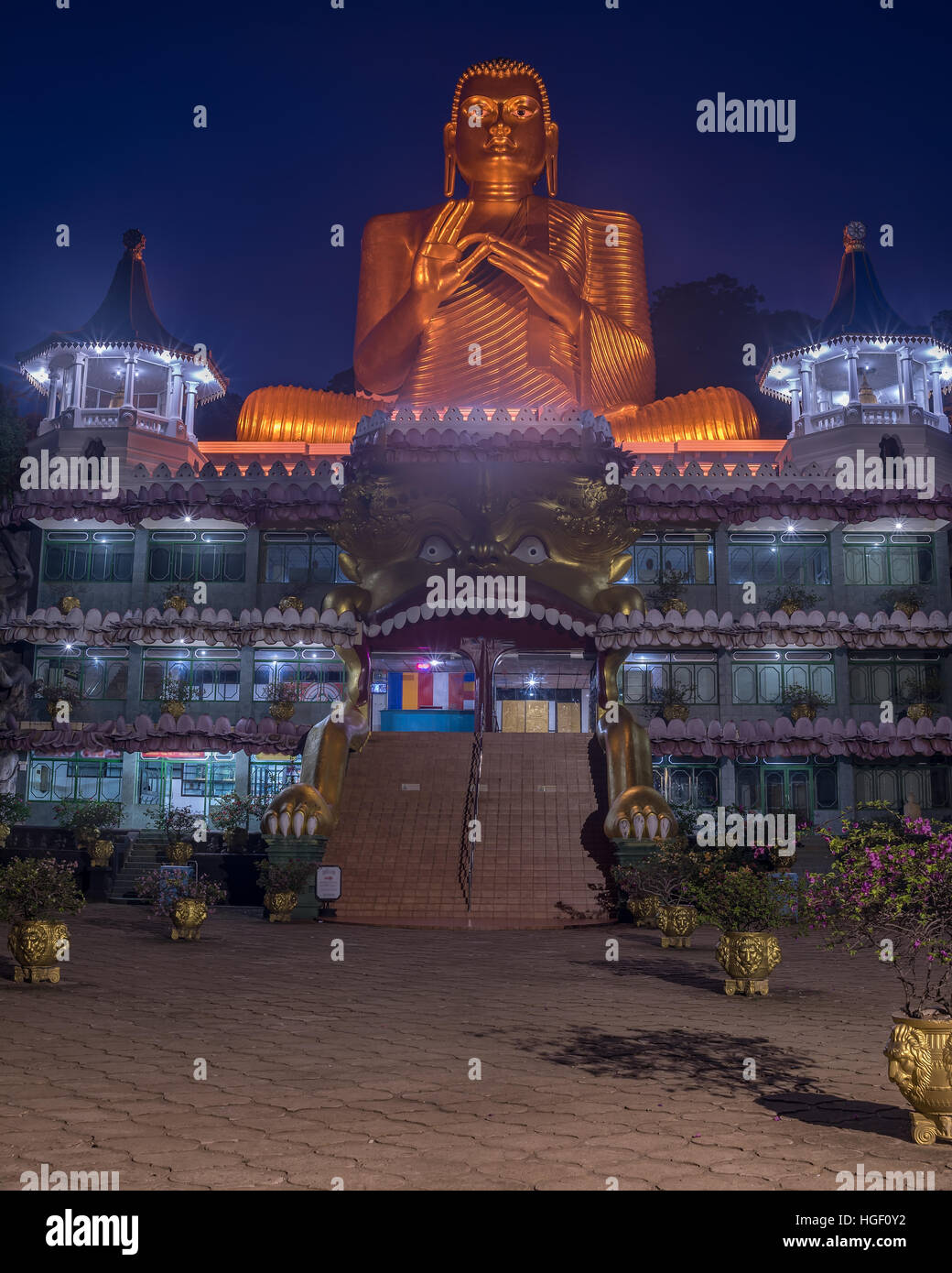 Sri Lanka : Dambulla Cave Temple at night Banque D'Images