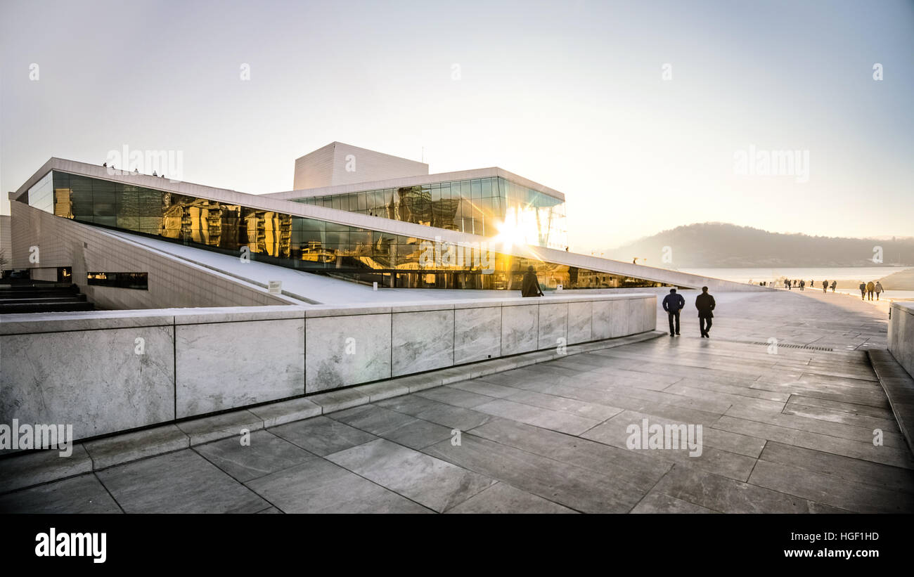 La maison de l'Opéra vue d'Oslo avec Sun Banque D'Images