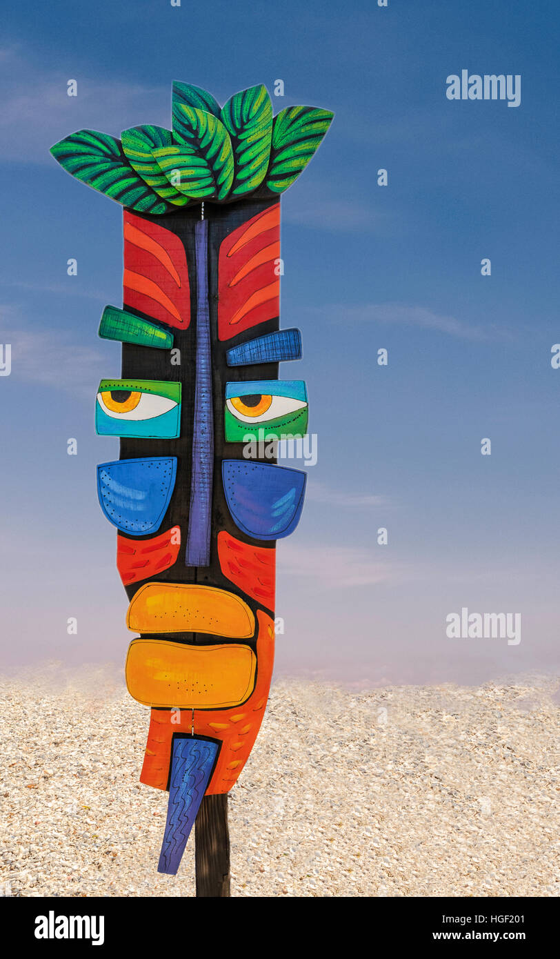 Découpe de bois lunatique de visage africain art. plus grande version de masque tribal africain. Banque D'Images