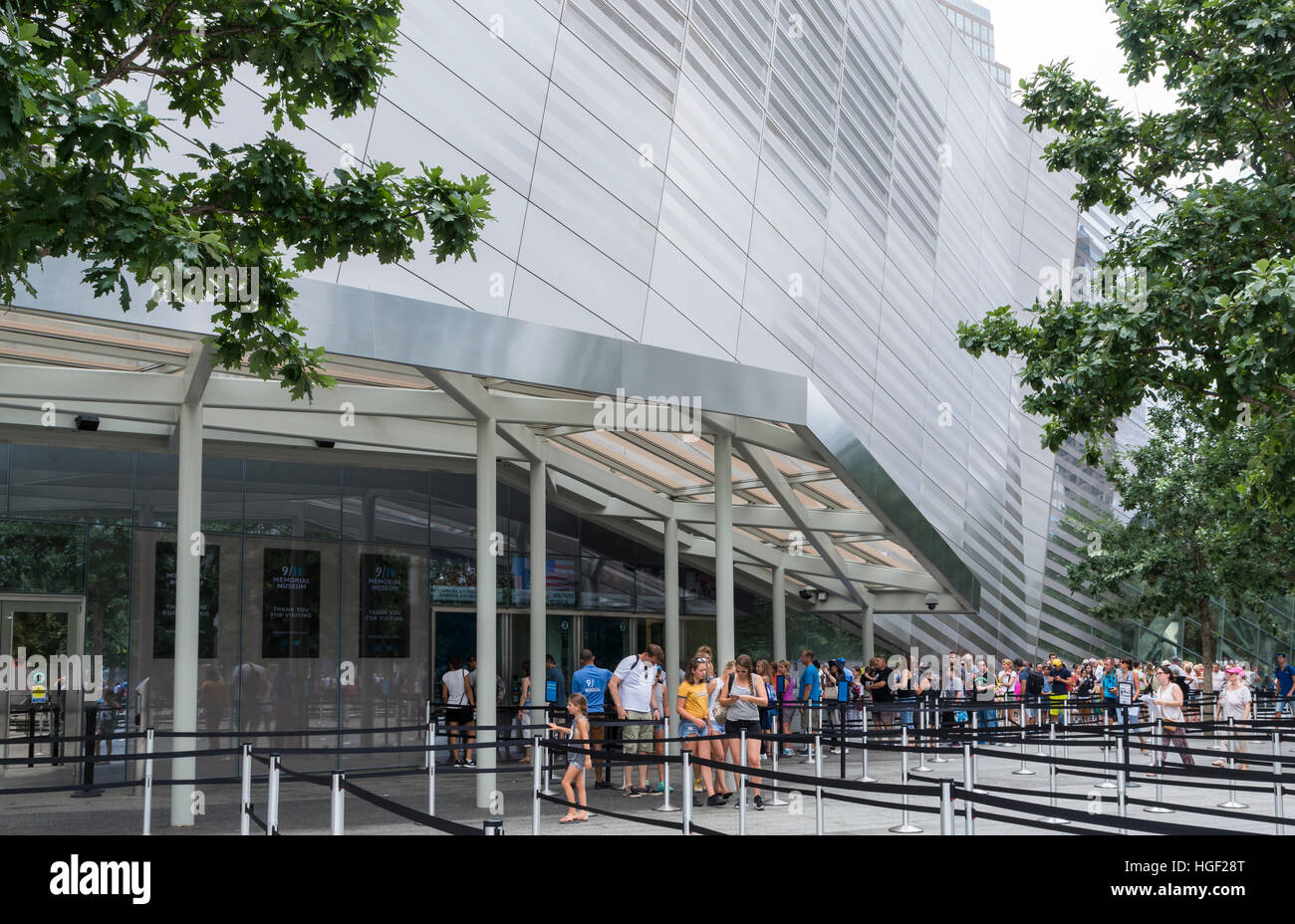 L'extérieur de l'édifice du Musée commémoratif du 11 septembre à New York avec des personnes en attente pour l'entrée Banque D'Images