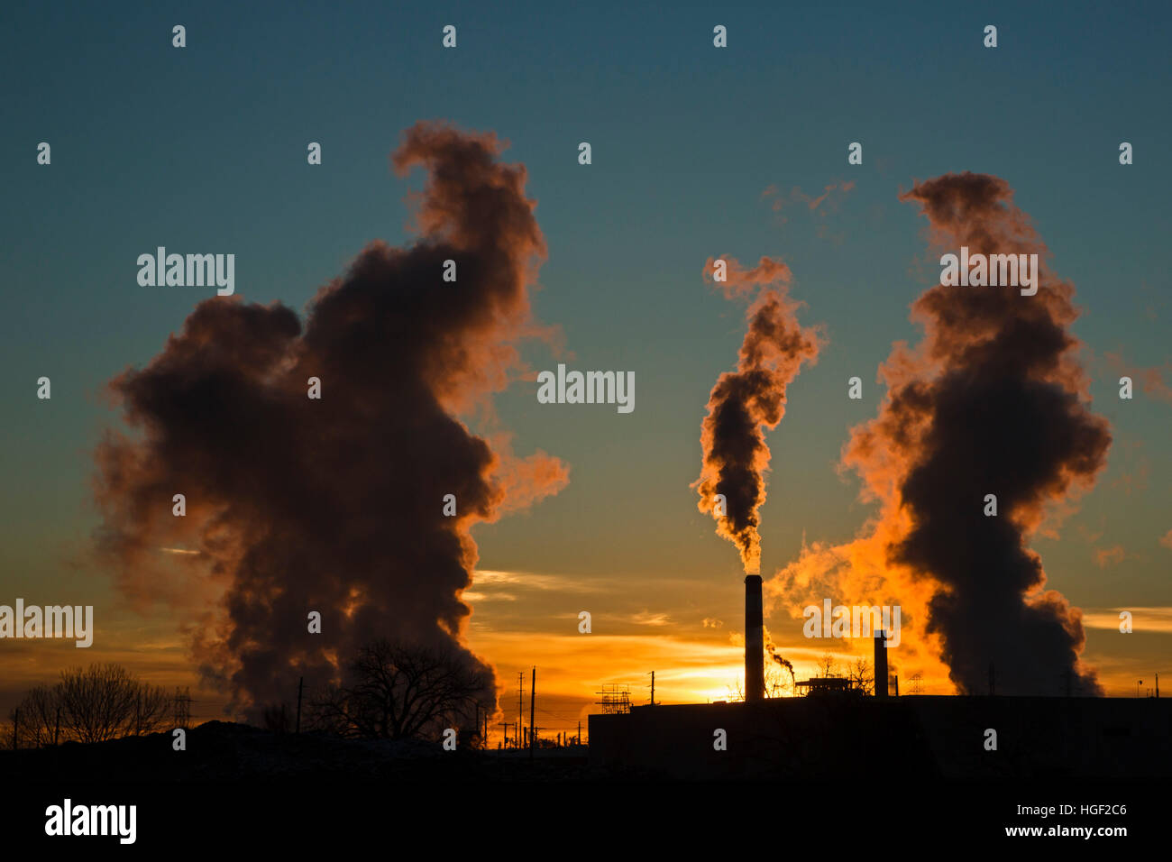 Denver, Colorado - Xcel Energy's Cherokee. Les centrales au charbon à l'origine, il est en cours de conversion au gaz naturel. Banque D'Images