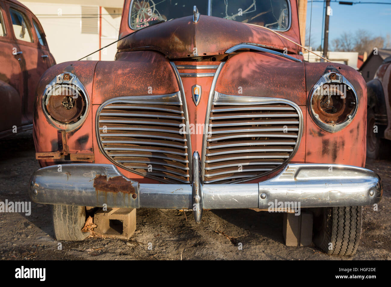 Delta, Colorado - Rusted classic automobiles sur l'affichage à l'Orval Voitures d'occasion. Banque D'Images