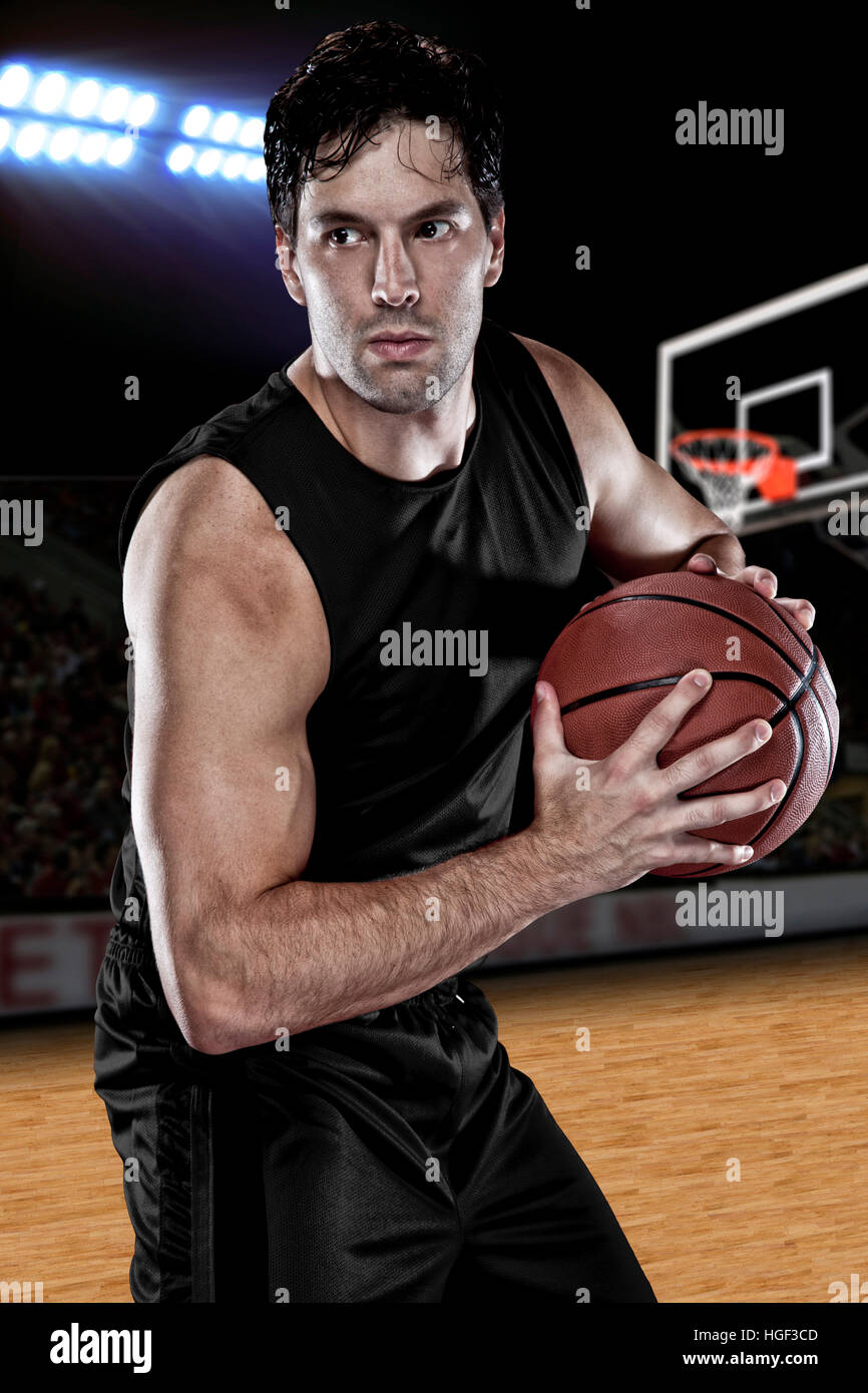 Basket-ball avec un uniforme noir sur une cour. Banque D'Images