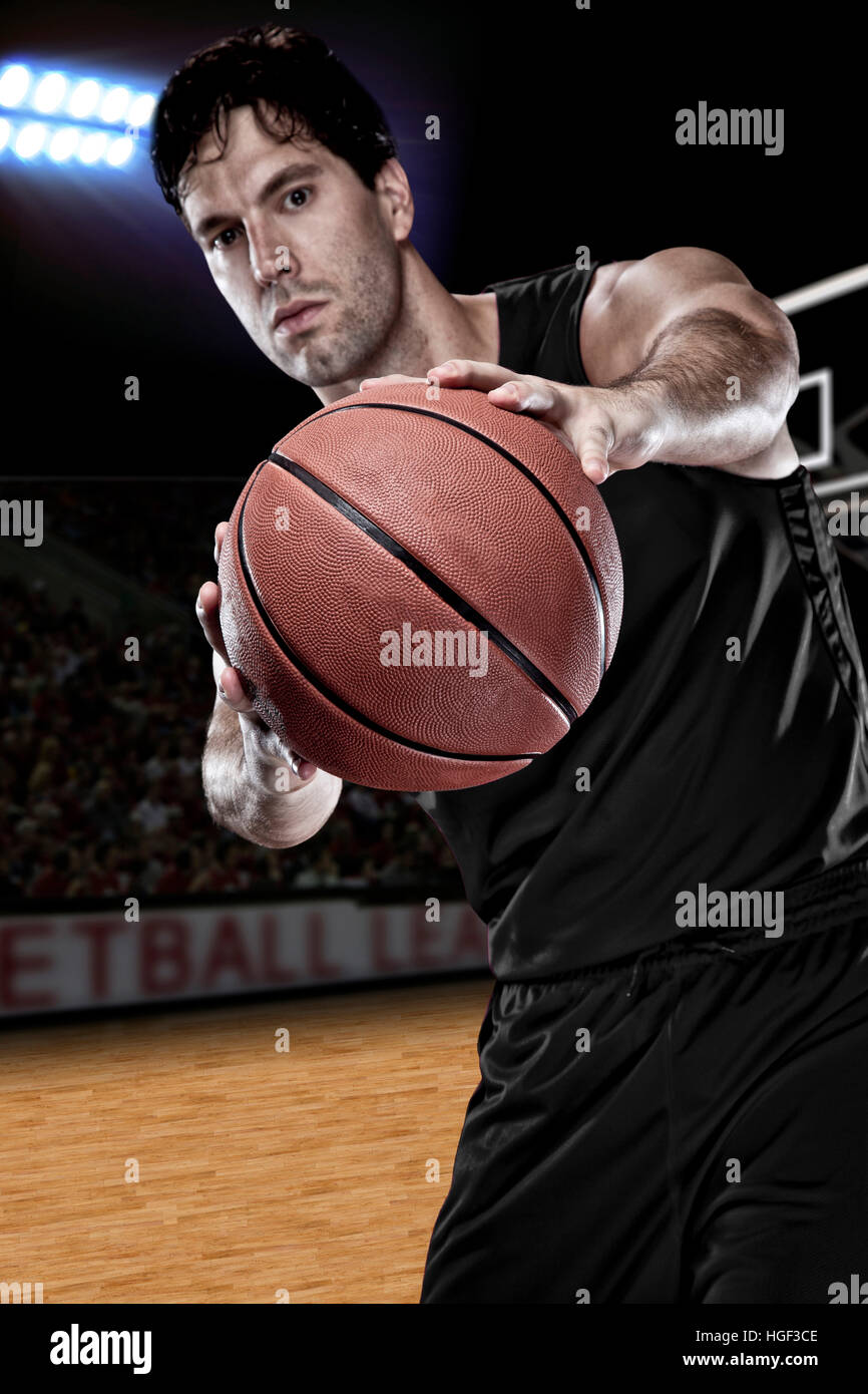 Basket-ball avec un uniforme noir sur une cour. Banque D'Images
