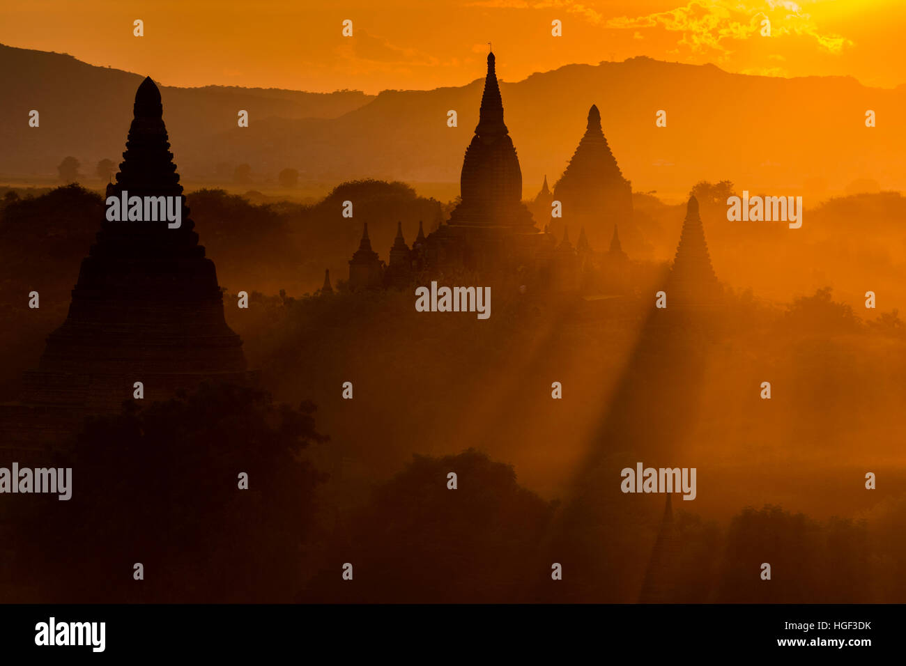 Vue de la Pagode Shwesandaw Shinbinthalyaung au coucher du soleil. Bagan, Myanmar. Banque D'Images