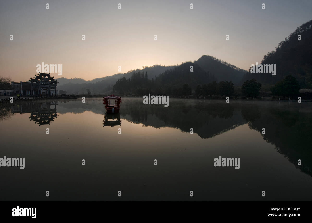 Brume sur le lac au lever du soleil dans l'ancien village de Xidi, Anhui, Chine Banque D'Images