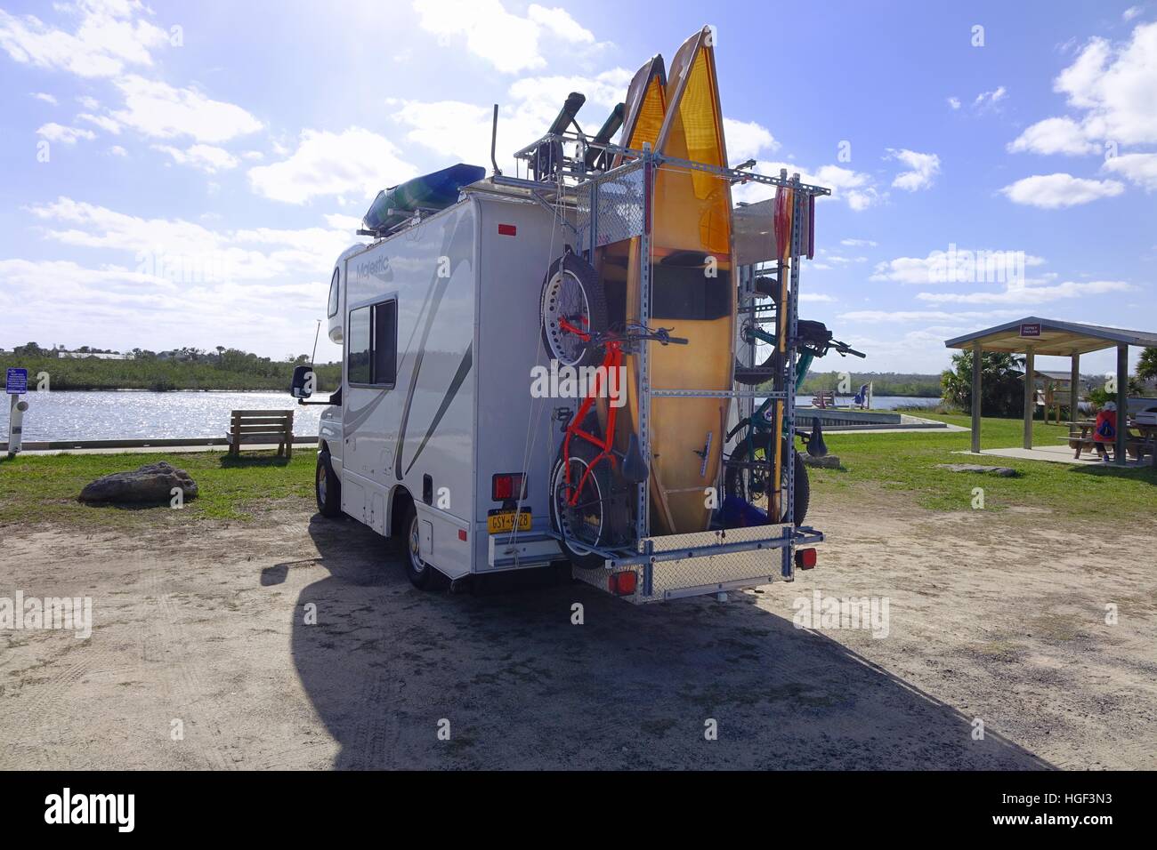 Camping Camping-avec un canot et porte-vélos Banque D'Images