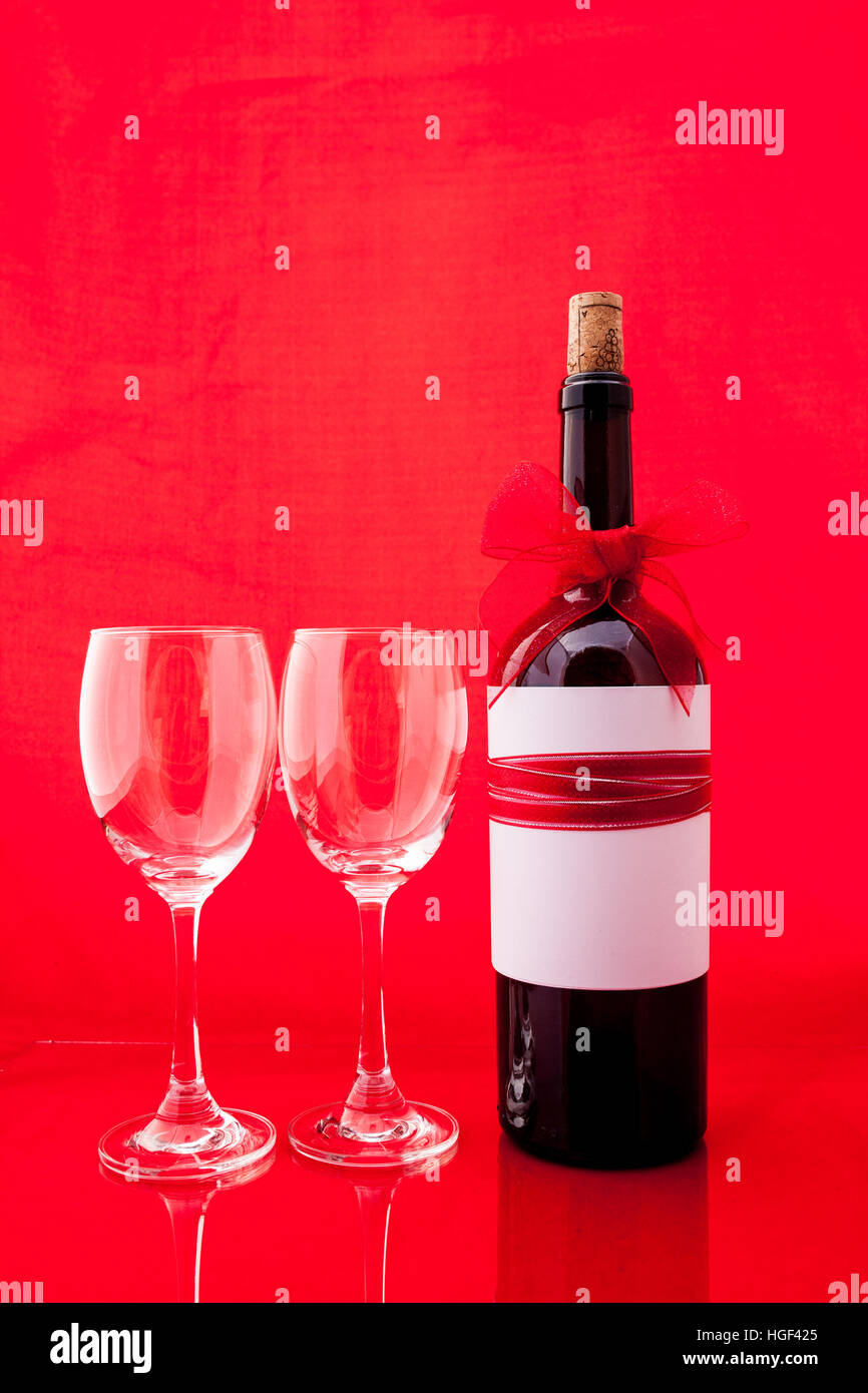 Réglage de la Saint-Valentin avec le présent et le vin rouge. Banque D'Images