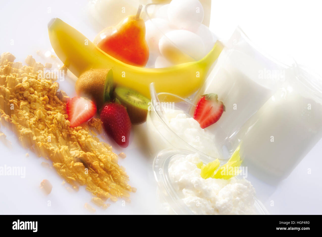 Une saine breadkfast : lait, fromage, yaourts, céréales et fruits Banque D'Images