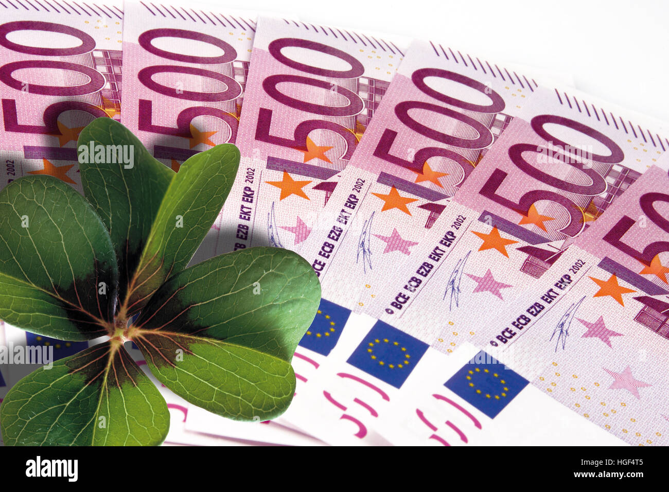 Factures de 500 euros avec un trèfle chanceux Banque D'Images