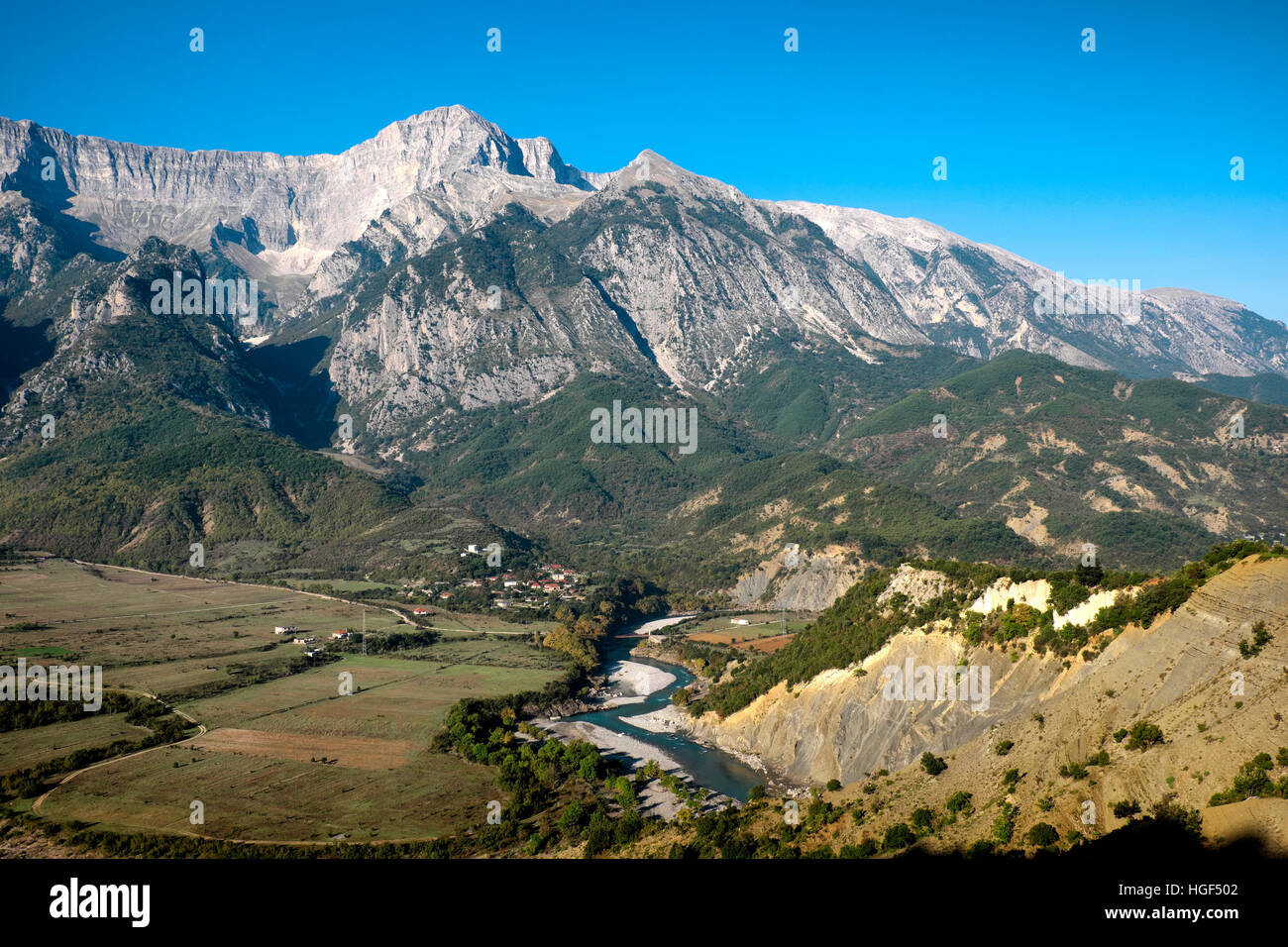 Vjosatal Nemërçkë, avec le Mont, comté de Gjirokastër, Albanie Banque D'Images