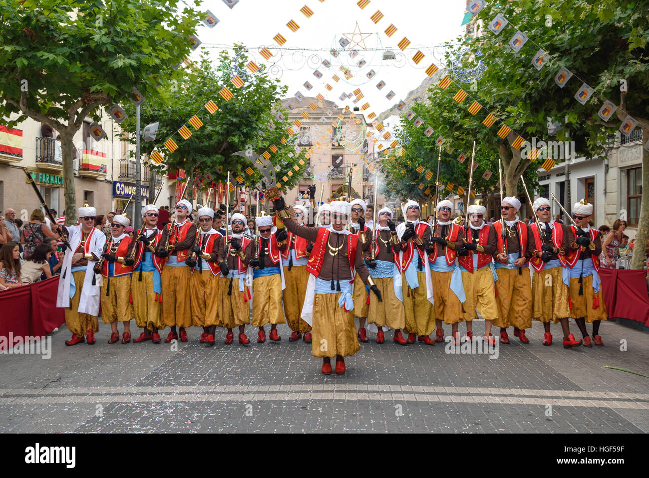 Groupe en vêtements traditionnels, Maures et Chrétiens Parade, Moros et Cristianos, Jijona Xixona, ou Province d'Alicante Banque D'Images