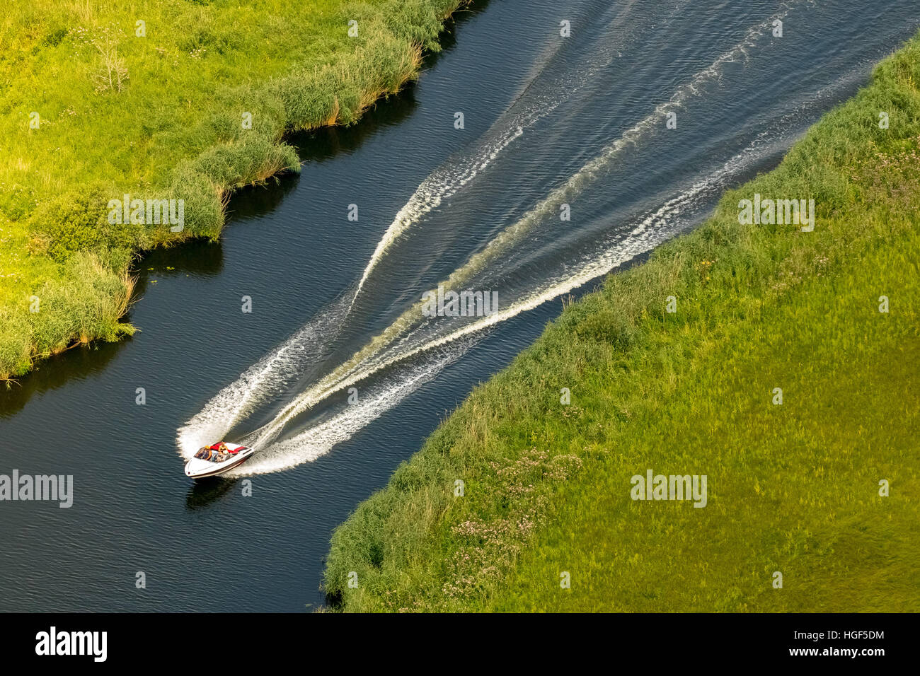 Vue aérienne, bateau à moteur sur la rivière Peene, Plateau des lacs Mecklembourgeois, Mecklembourg-Poméranie-Occidentale, Allemagne Banque D'Images