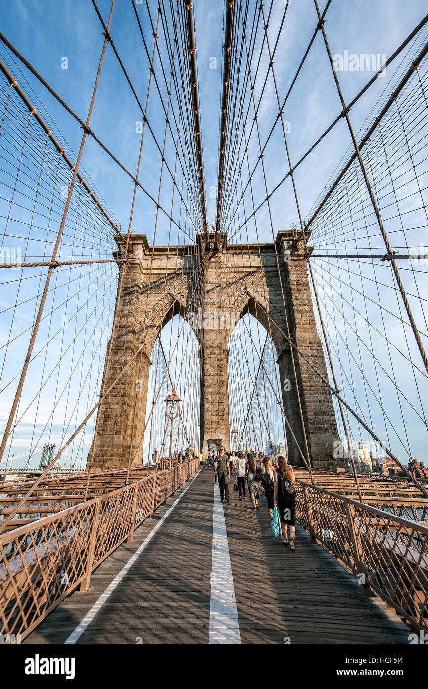 Suspension par câble du pont de Brooklyn au cours de l'East River, Manhattan, New York City, USA Banque D'Images