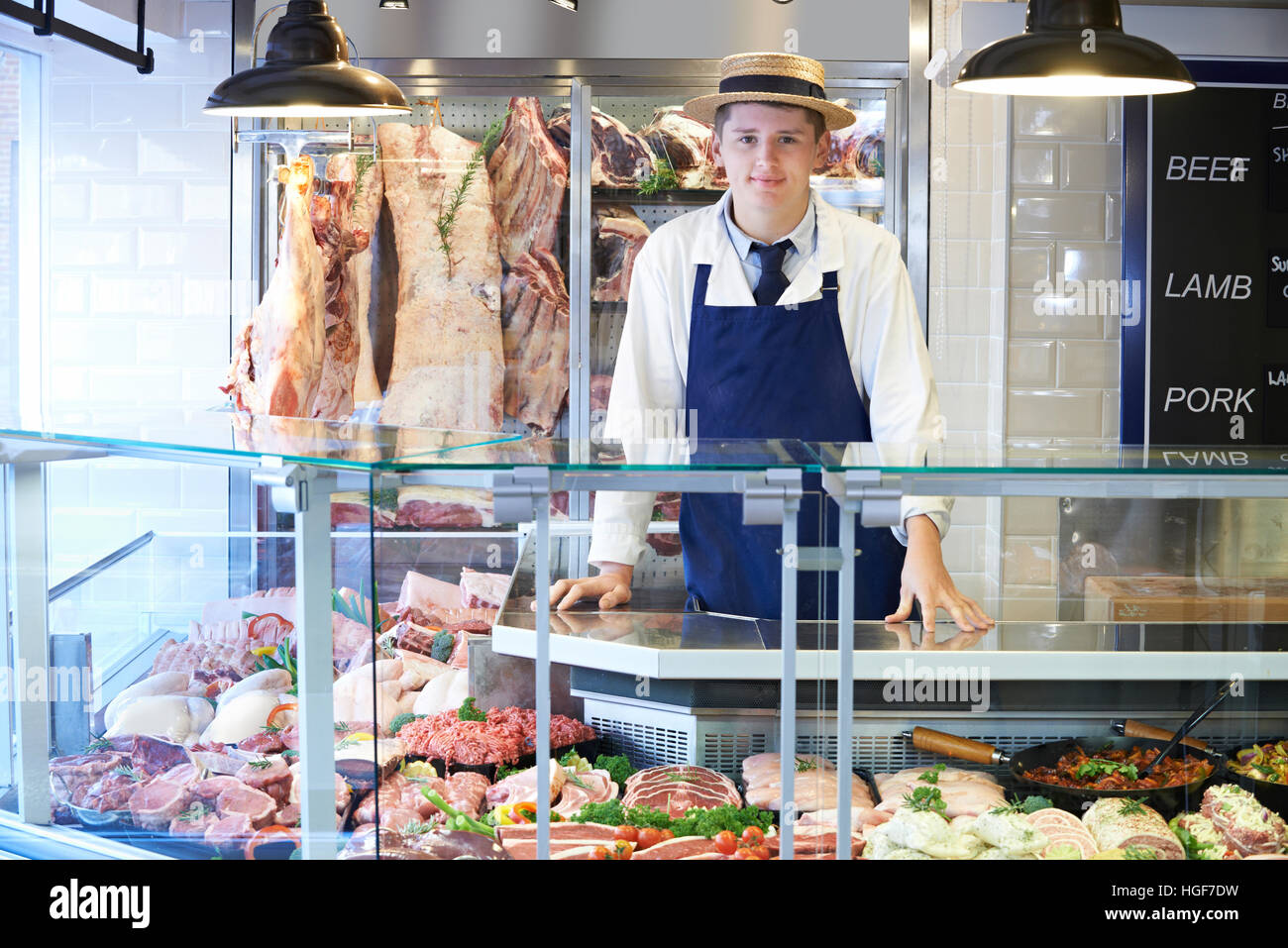 Portrait de Butcher Standing Behind Counter Banque D'Images