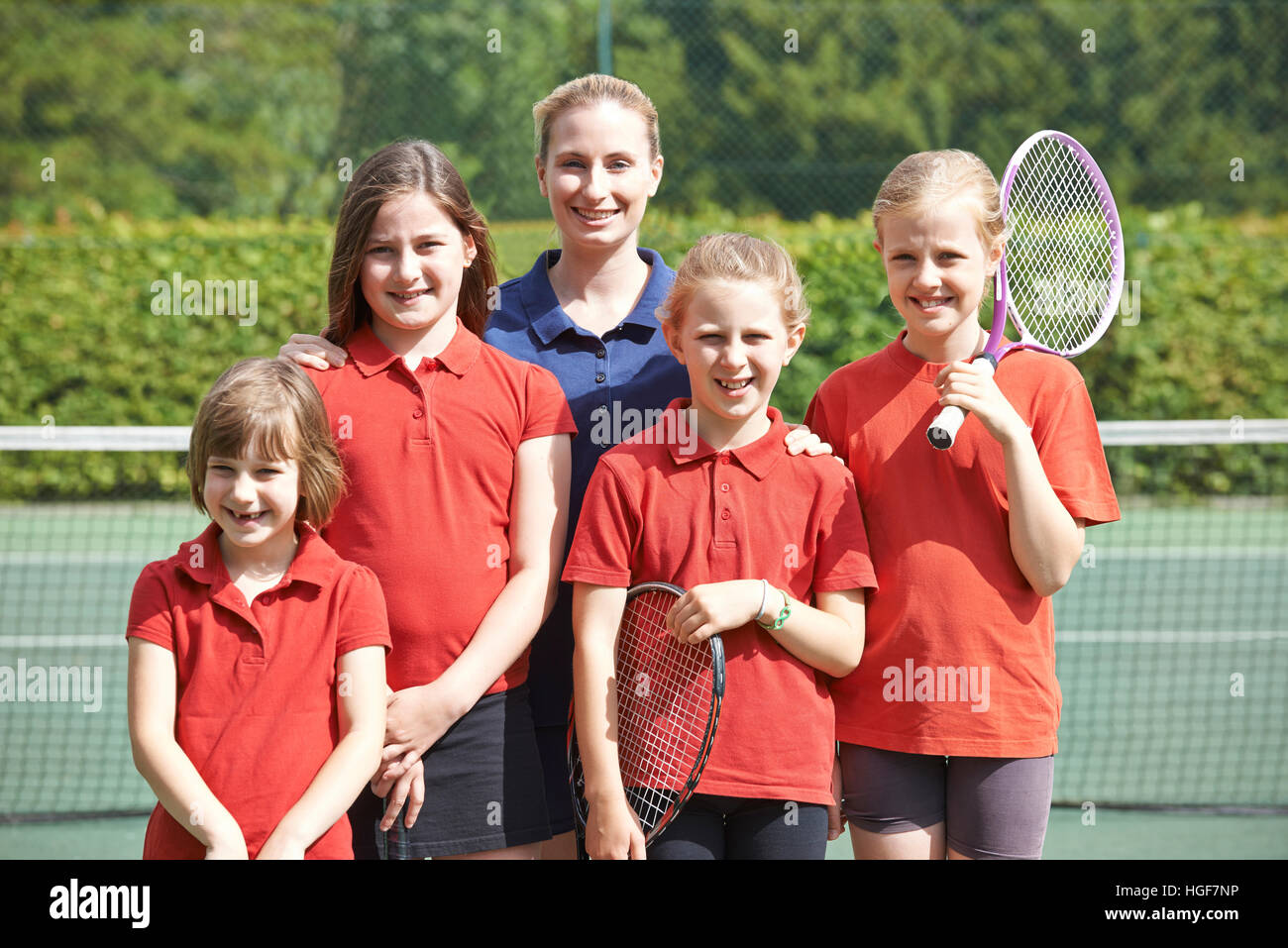 Portrait de l'équipe de tennis de l'école avec l'enseignant Banque D'Images