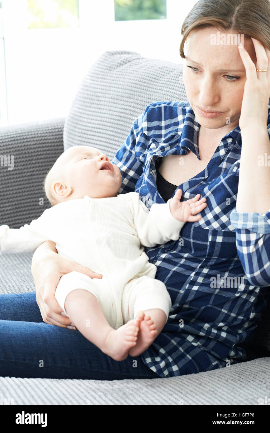 Mère frustrée souffrant de dépression post-natale Banque D'Images