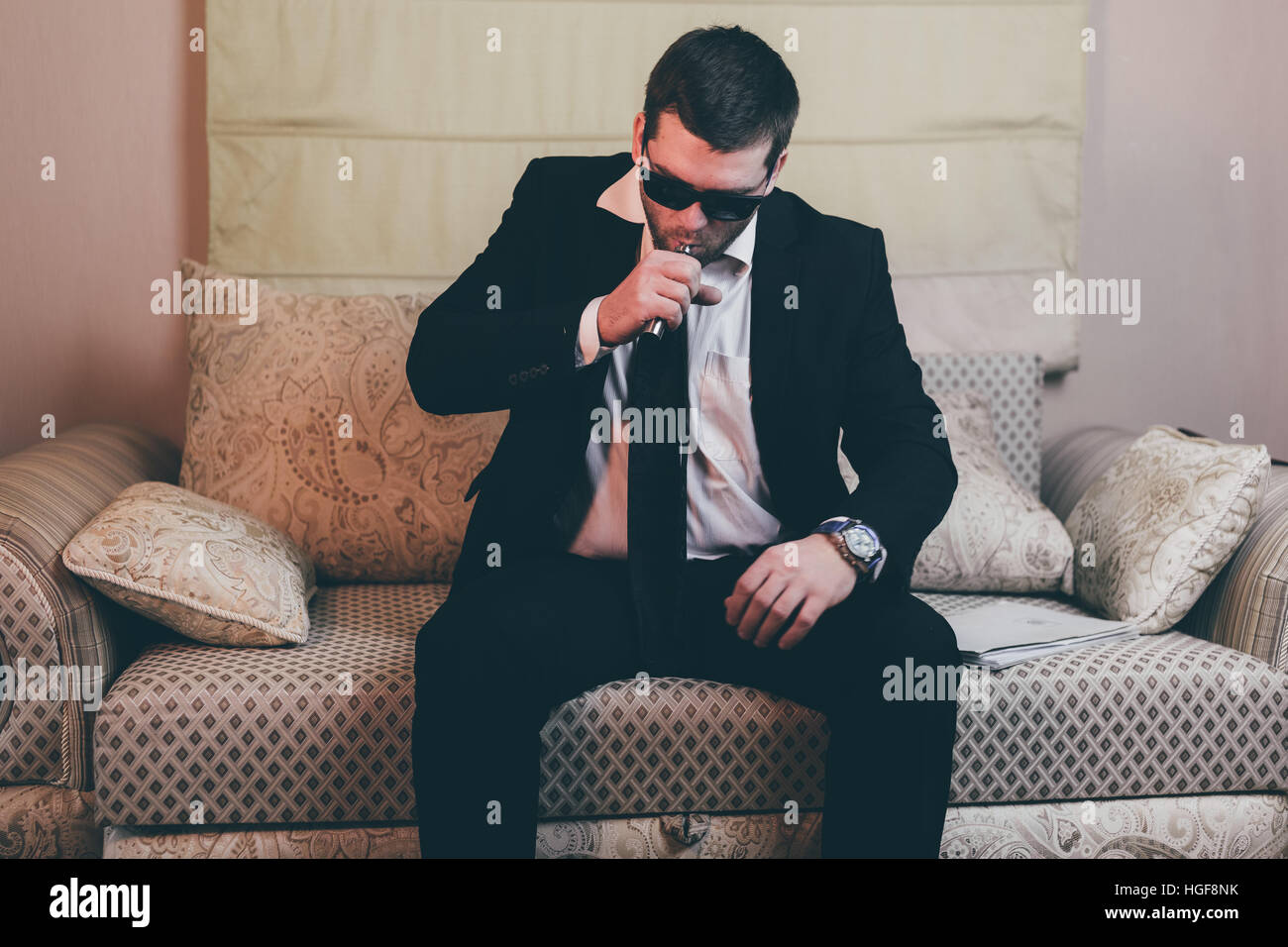 Businessman fumer une e-cigarette Banque D'Images