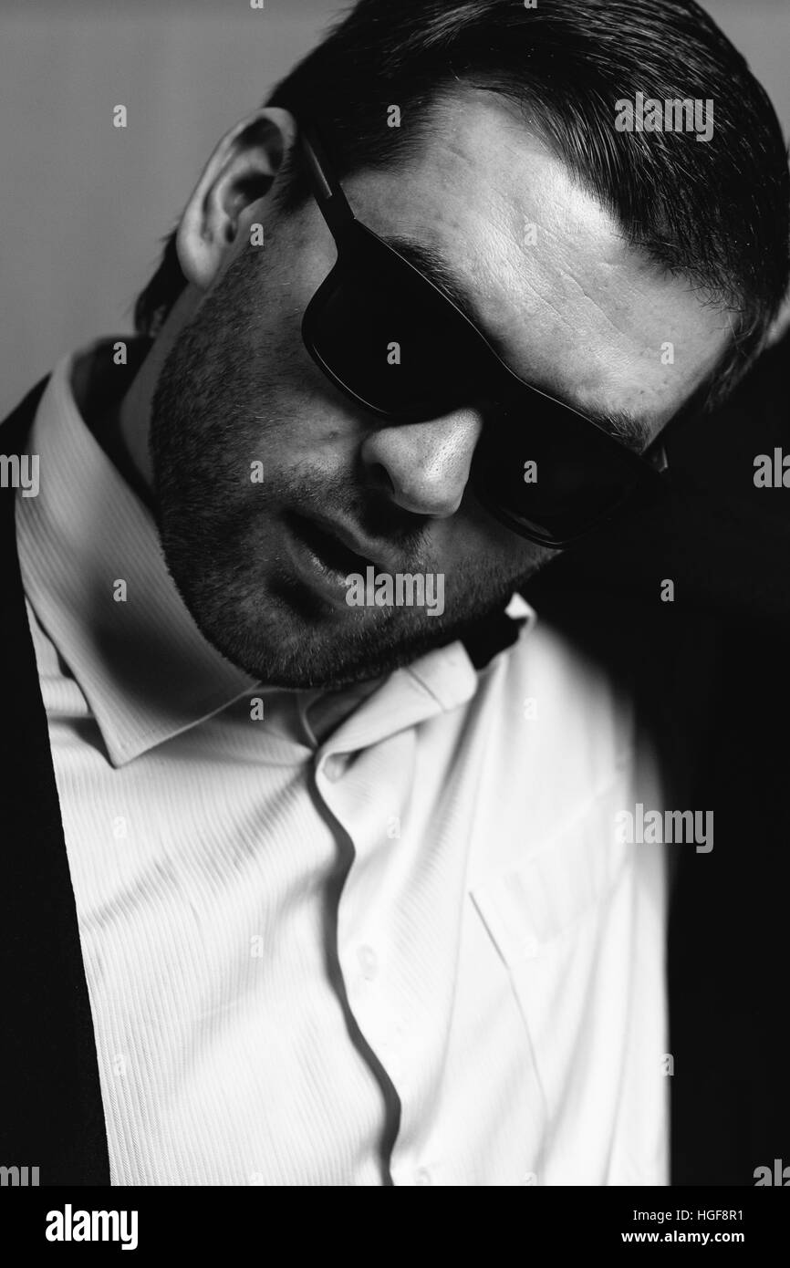 Jeune homme à lunettes Banque D'Images