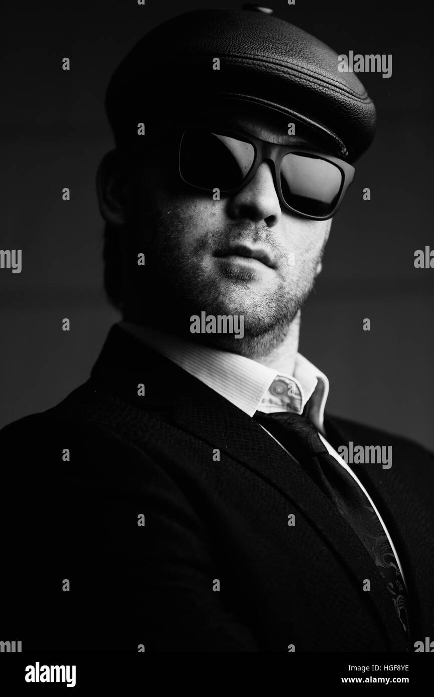 L'Homme à lunettes de soleil et un chapeau en cuir Banque D'Images