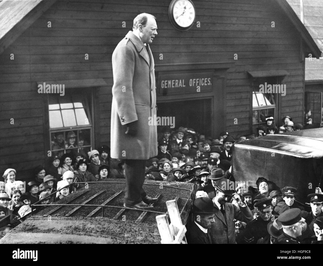 Winston Churchill à travailleurs adresses des armes à feu du Beardmore fonctionne, Glasgow. 8 octobre 1918 Banque D'Images