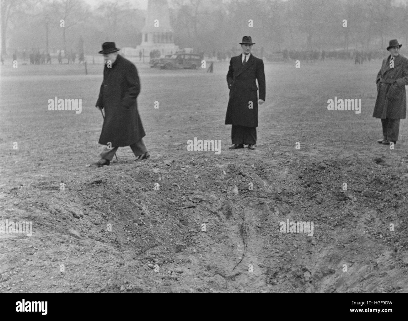 Churchill inspecte les dommages causés par les bombes. Londres 1940 Banque D'Images