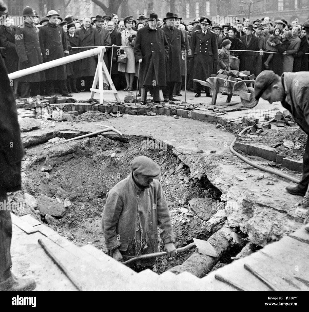 Churchill l'inspection des dommages à la bombe dans la ville de Londres. Septembre 1940. Banque D'Images