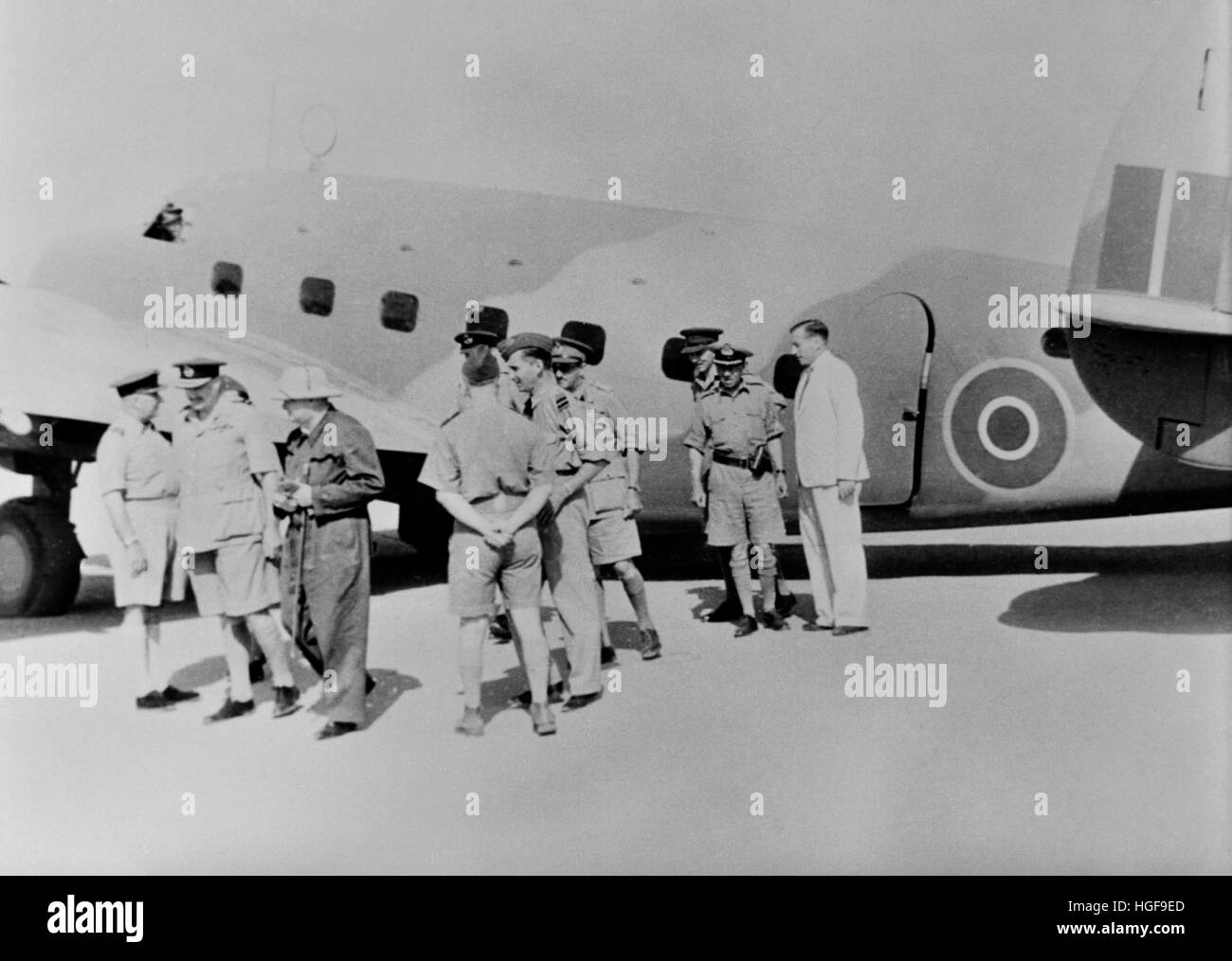 Churchill arrive en Afrique du Nord à bord d'un avion Dakota RAF en août 1942 Banque D'Images