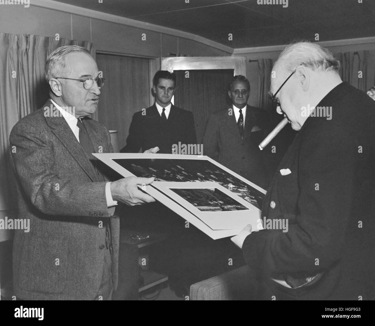 Le président Truman présentant le premier ministre britannique, Winston Churchill, avec une photo prise lors de la Conférence de Potsdam 1945 Banque D'Images