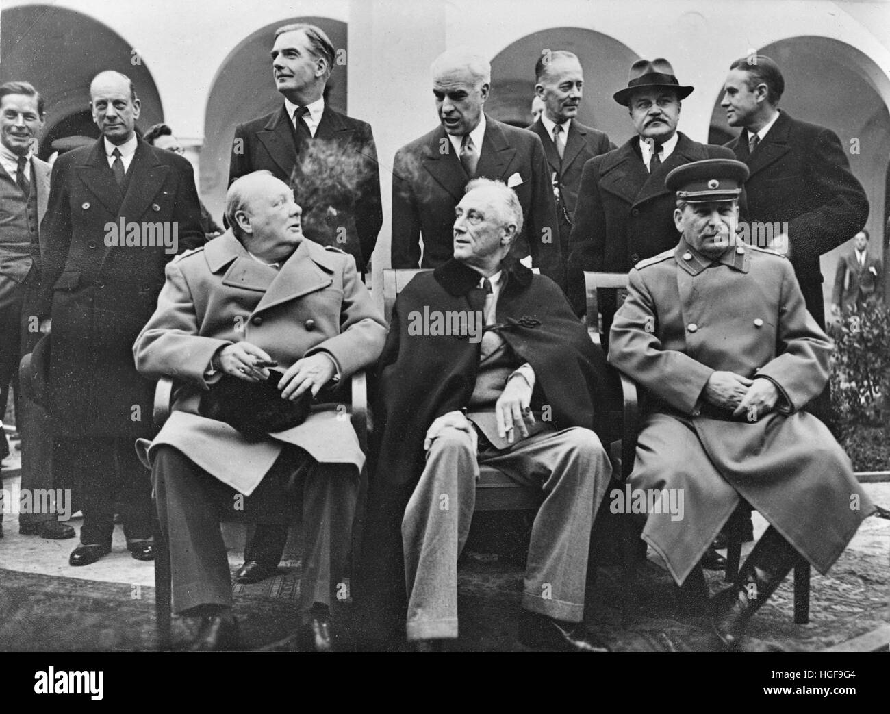 Winston Churchill, le président FD Roosevelt et Joseph Staline à la conférence de Yalta, Crimée. Derrière eux se trouvent Anthony Eden et Molotov, février 1945. Banque D'Images Winston Churchill, le président FD Roosevelt et Joseph Staline à la conférence de Yalta, Crimée. Derrière eux se trouvent Anthony Eden et Molotov, février 1945. Banque D'Images