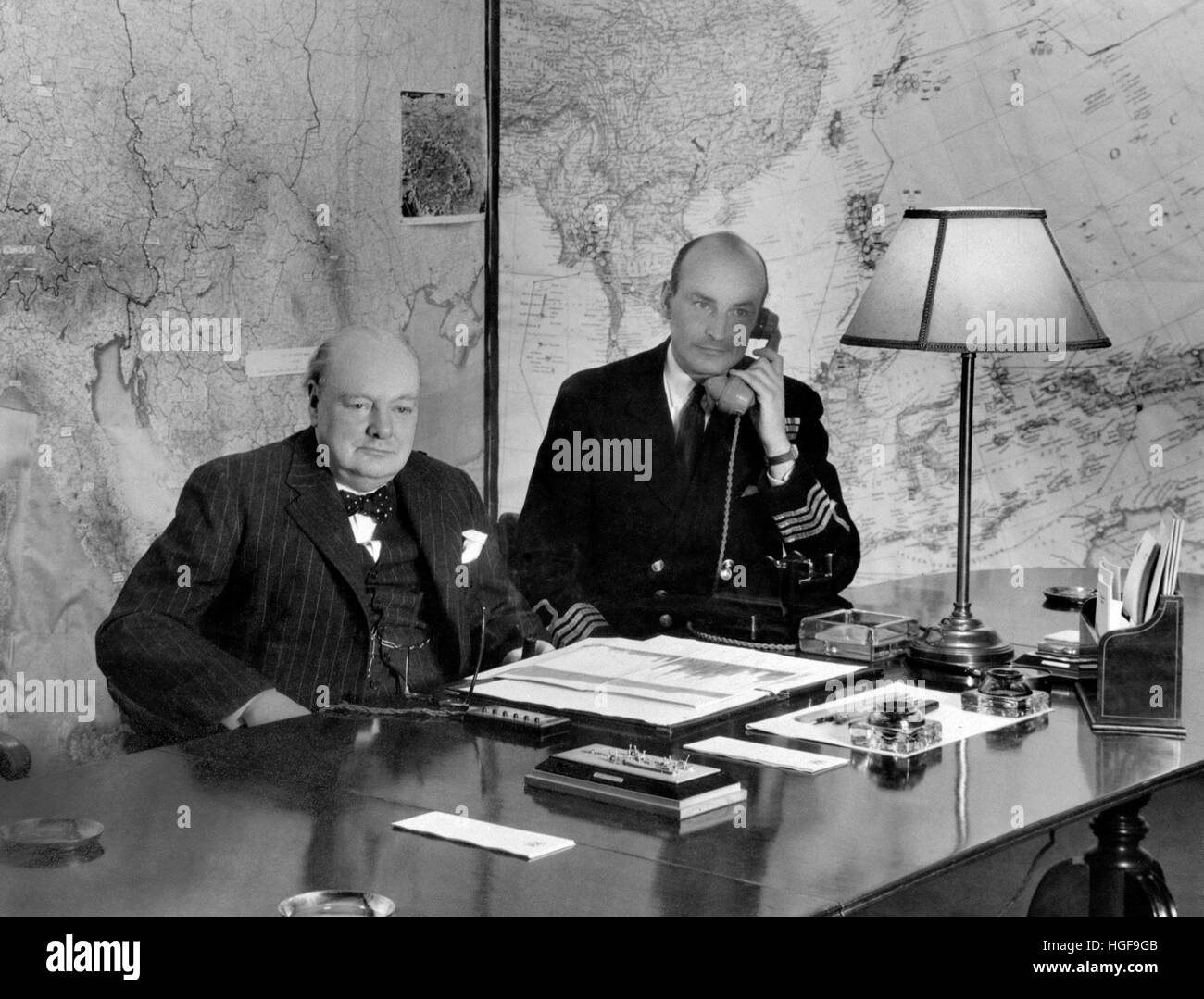 Winston Churchill et le capitaine dans le PIM RP Map Room, Whitehall, Londres Juillet 1945 Banque D'Images