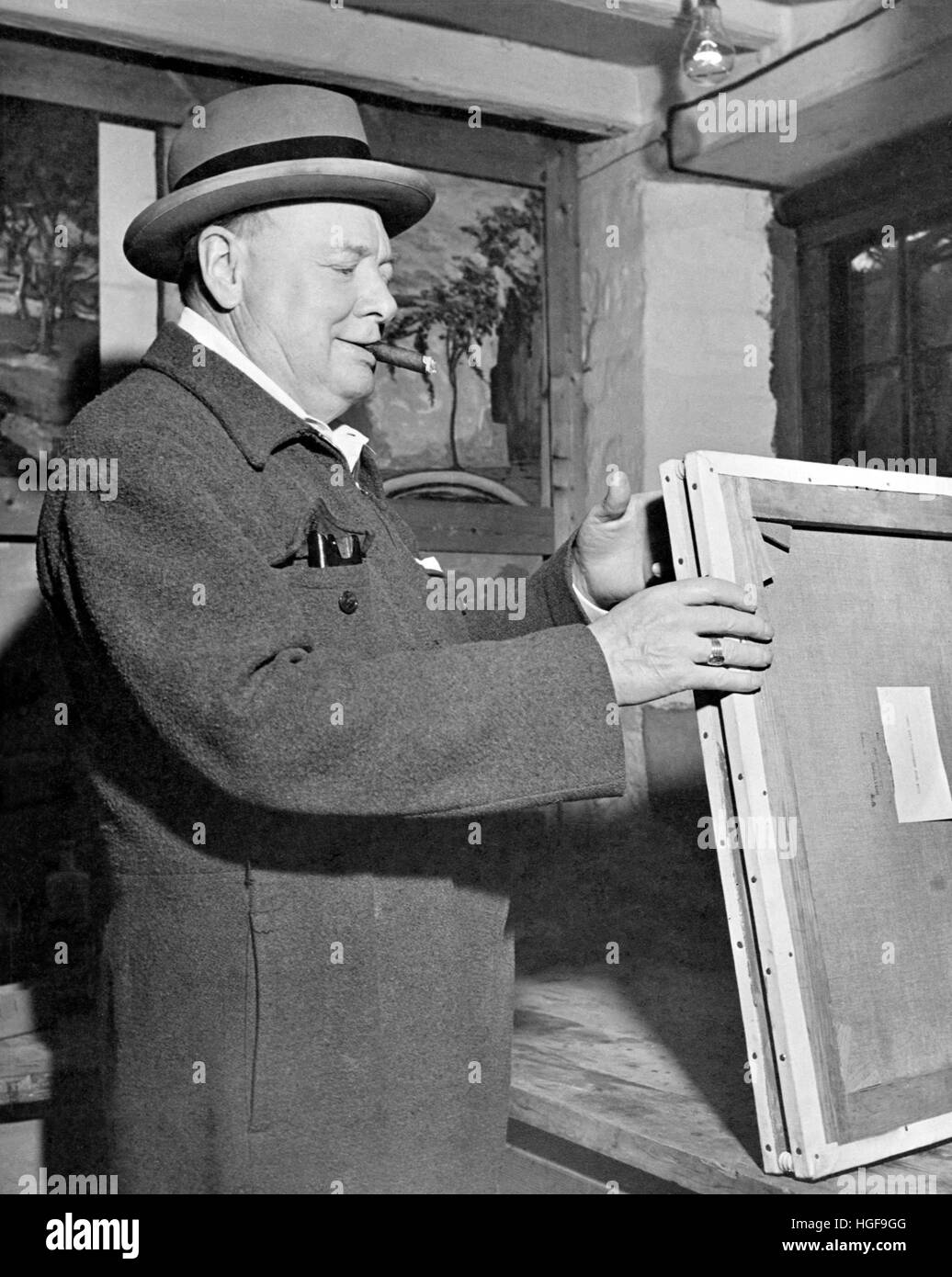 Winston Churchill travaillant sur une peinture avec des pinceaux, un chevalet et de l'équipement de peinture. Chartell1946 Banque D'Images