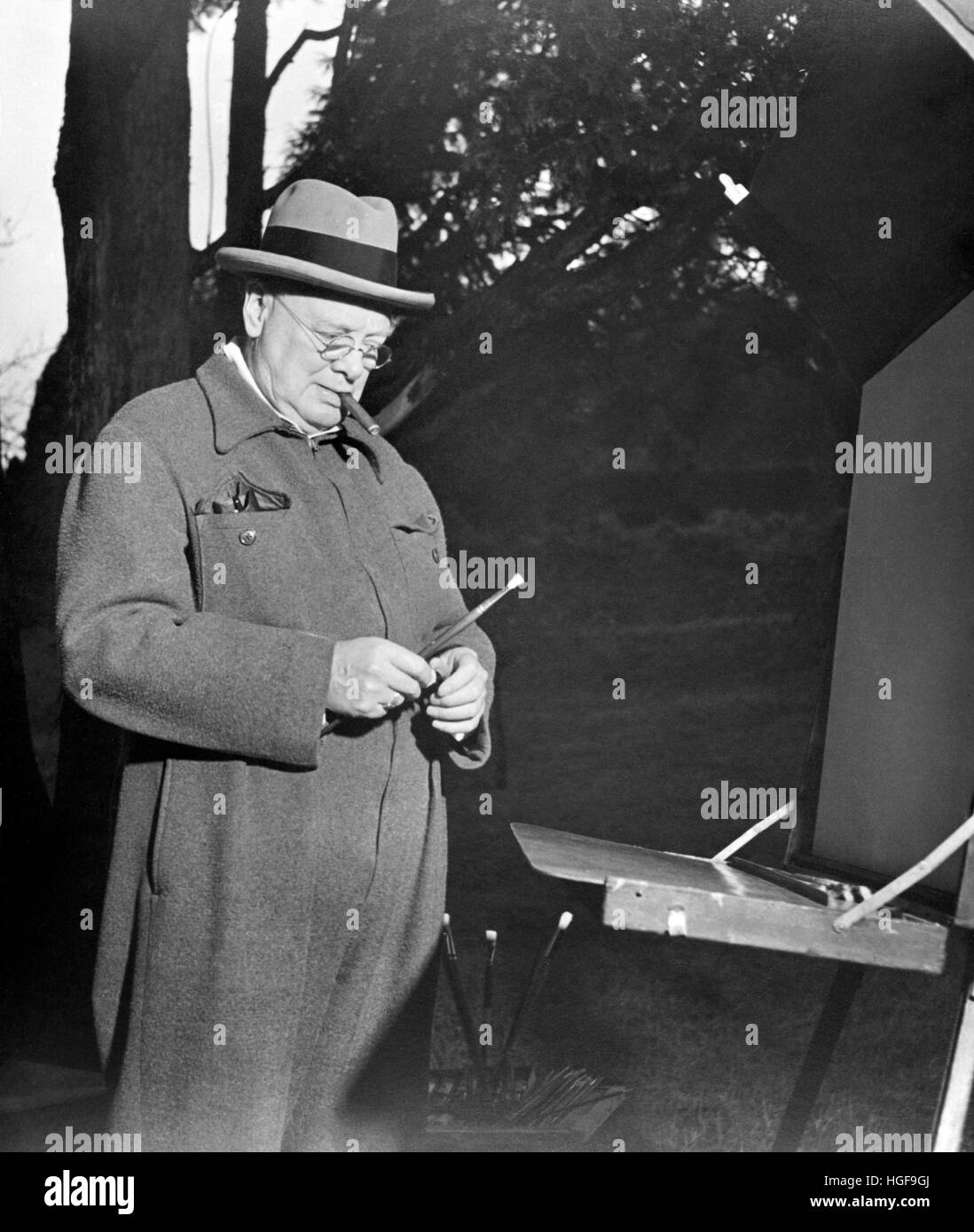 Winston Churchill travaillant sur une peinture avec des pinceaux, un chevalet et de l'équipement de peinture. Chartwell 1946 Banque D'Images